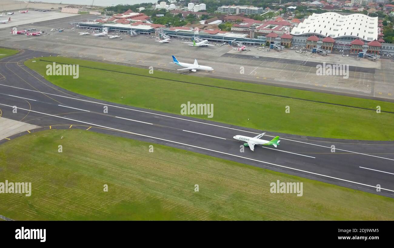 Bali, Indonesia, 4 dicembre 2020. Vista aerea degli aerei sulla pista dell'aeroporto. Linea aerea budget indonesiana, aereo Citylink parcheggiato all'aeroporto Foto Stock