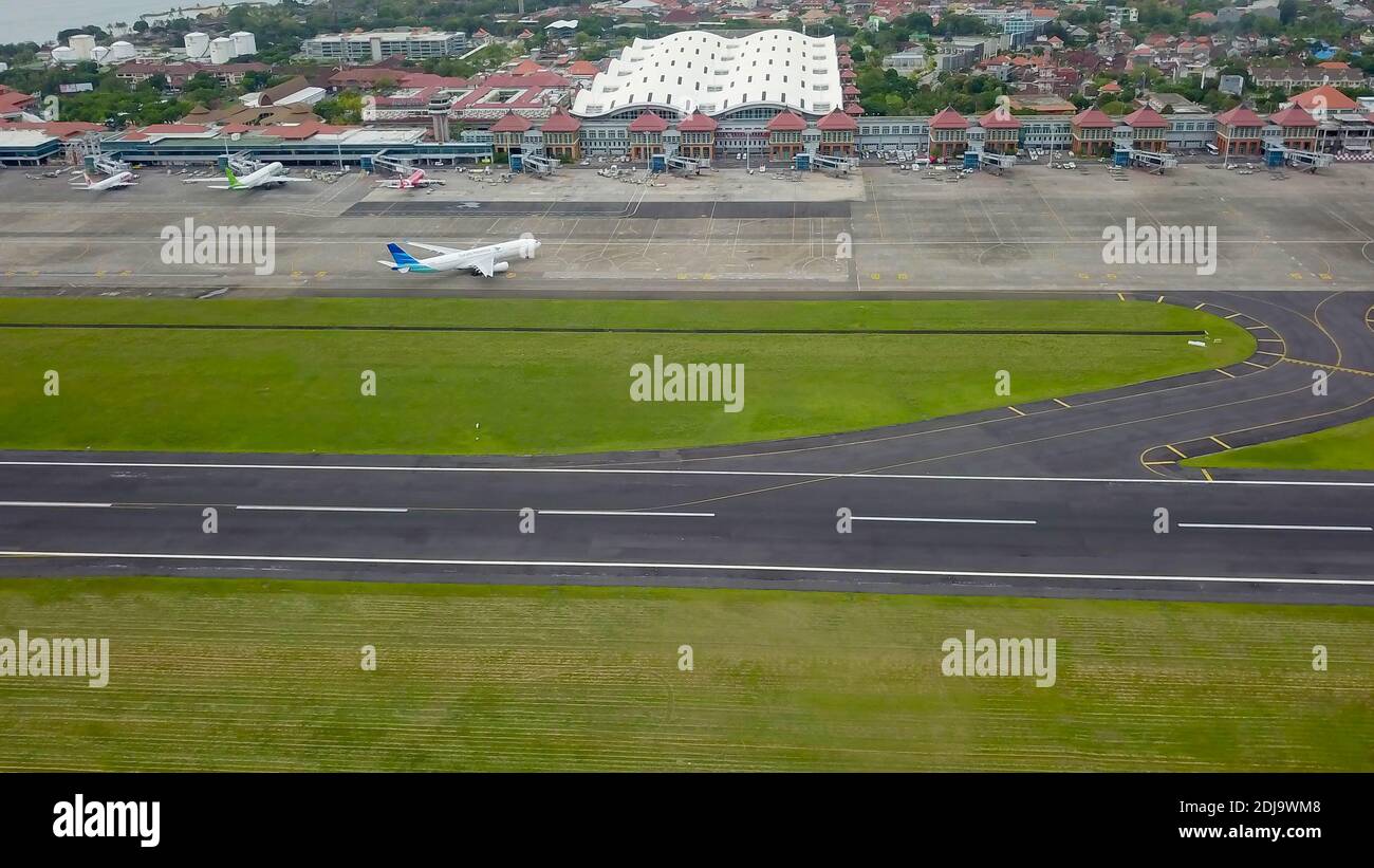 Bali, Indonesia, 4 dicembre 2020. Vista aerea degli aerei sulla pista dell'aeroporto. Linea aerea budget indonesiana, aereo Garuda Indonesia parcheggiato al Foto Stock