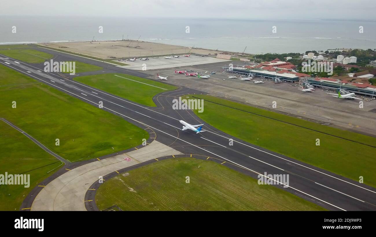 Bali, Indonesia, 4 dicembre 2020. Vista aerea passeggeri aeroplani alla pista dell'aeroporto. Aereo Garuda Indonesia decollo da Ngurah Rai Foto Stock