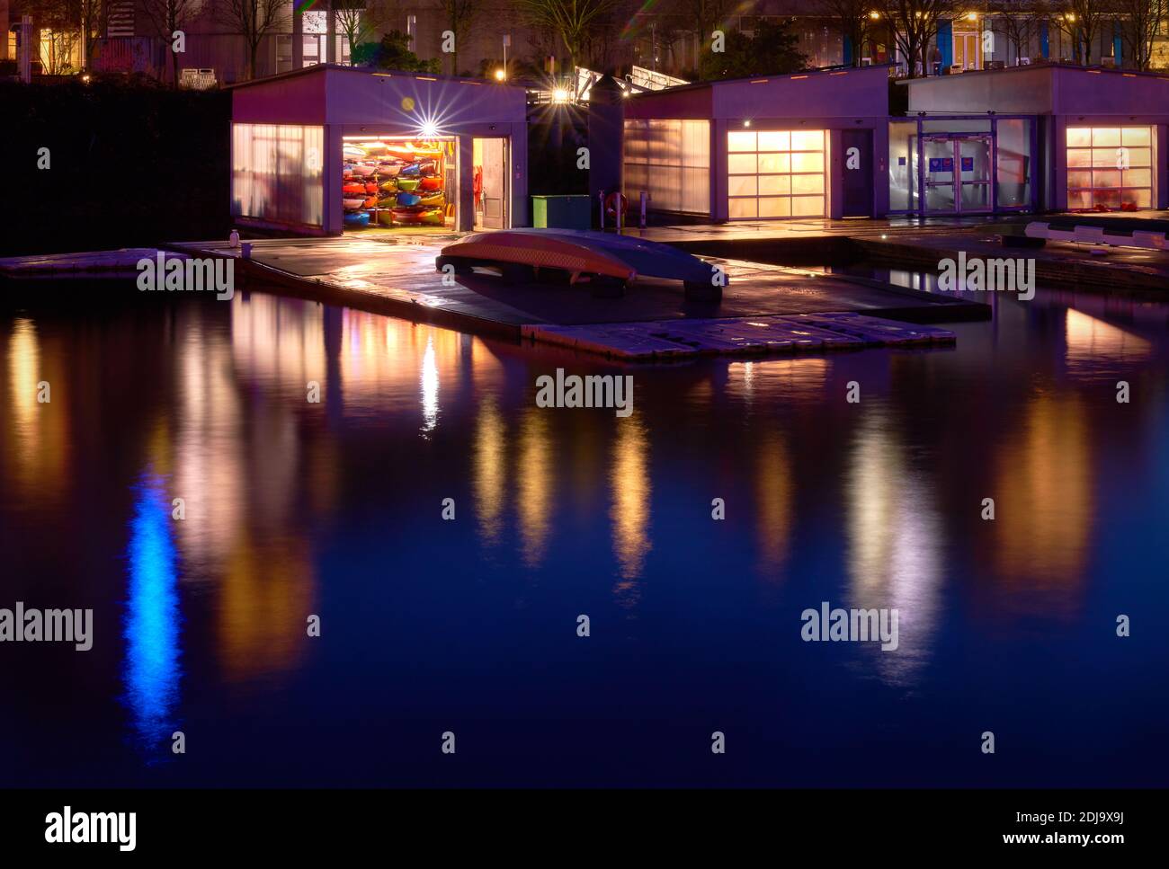 Centro per le pedalate Creekside Vancouver. Dragon Boats sul molo e kayak caricati in capannoni per la notte a False Creek, Vancouver. Foto Stock