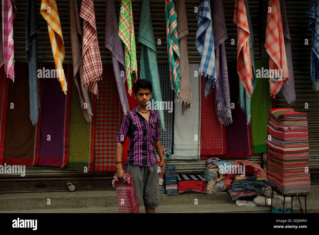 Ritratto di un acquirente in un mercato tessile stradale a Varanasi, Uttar Pradesh, India. Foto Stock