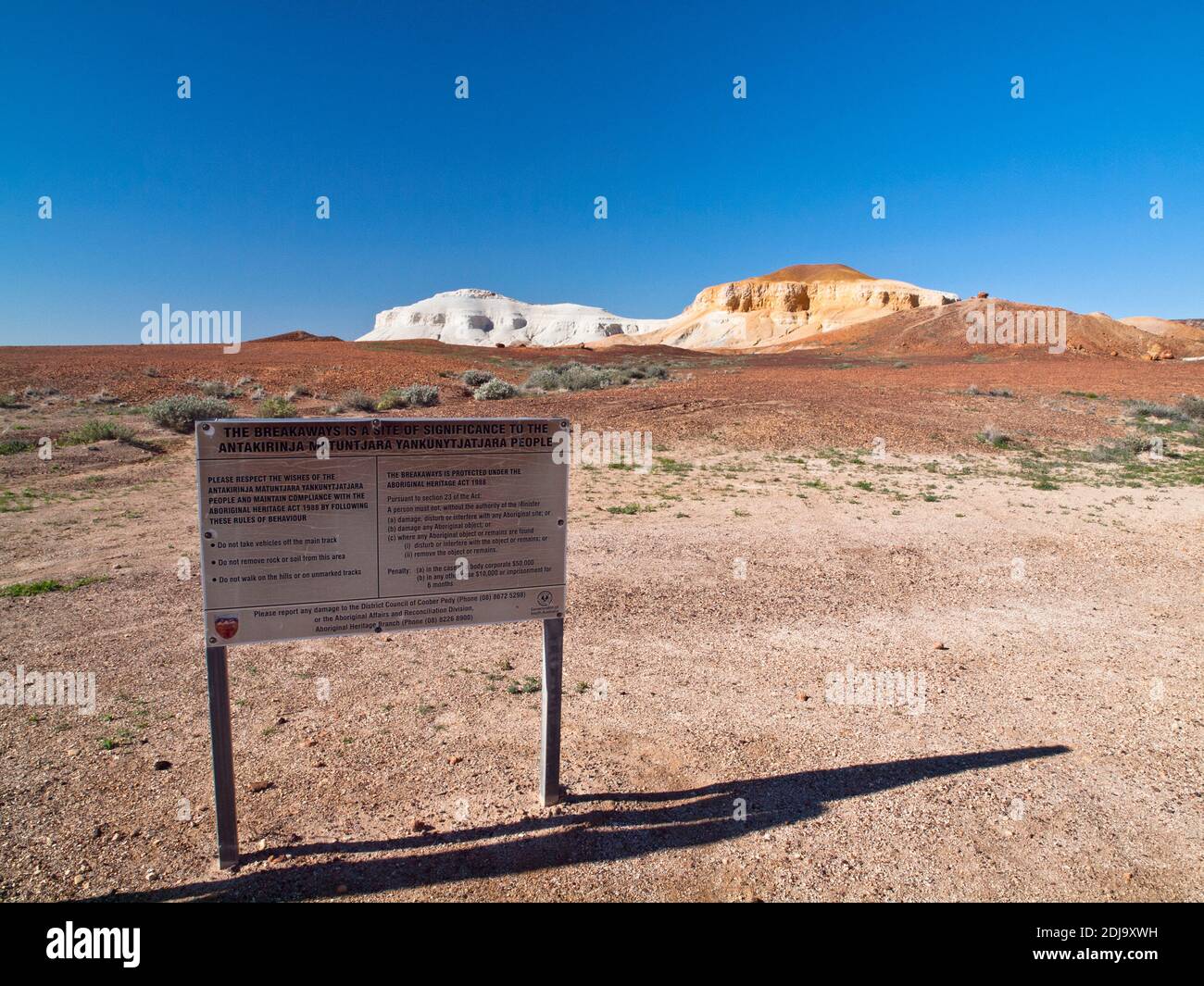 Aboriginal Heritage Act, segno del sito culturale presso il Breakaways, Coober Pedy, Australia del Sud Foto Stock