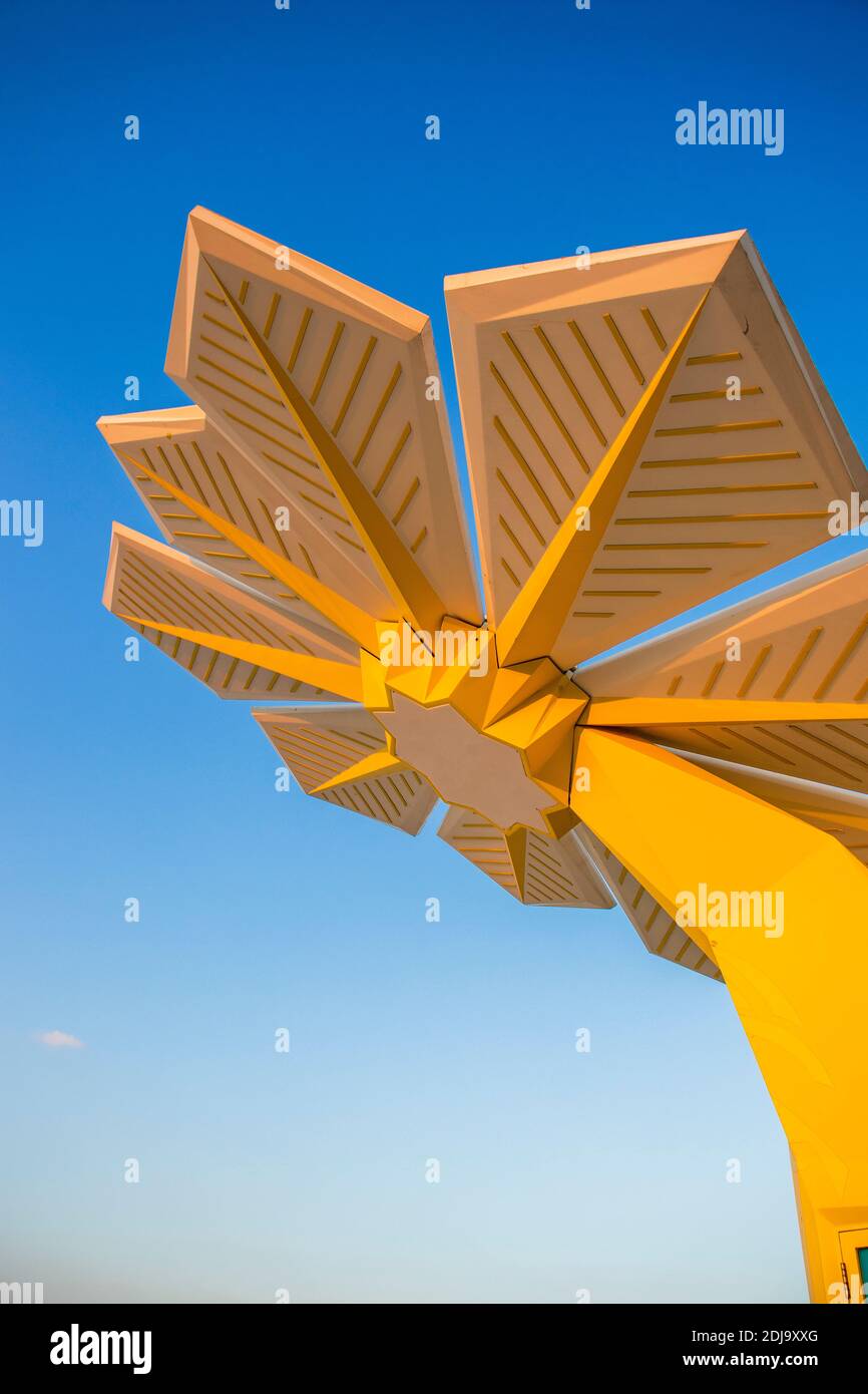 Installazione intelligente di palma comunemente usata in luoghi pubblici come spiagge e parchi a Dubai. Foto Stock