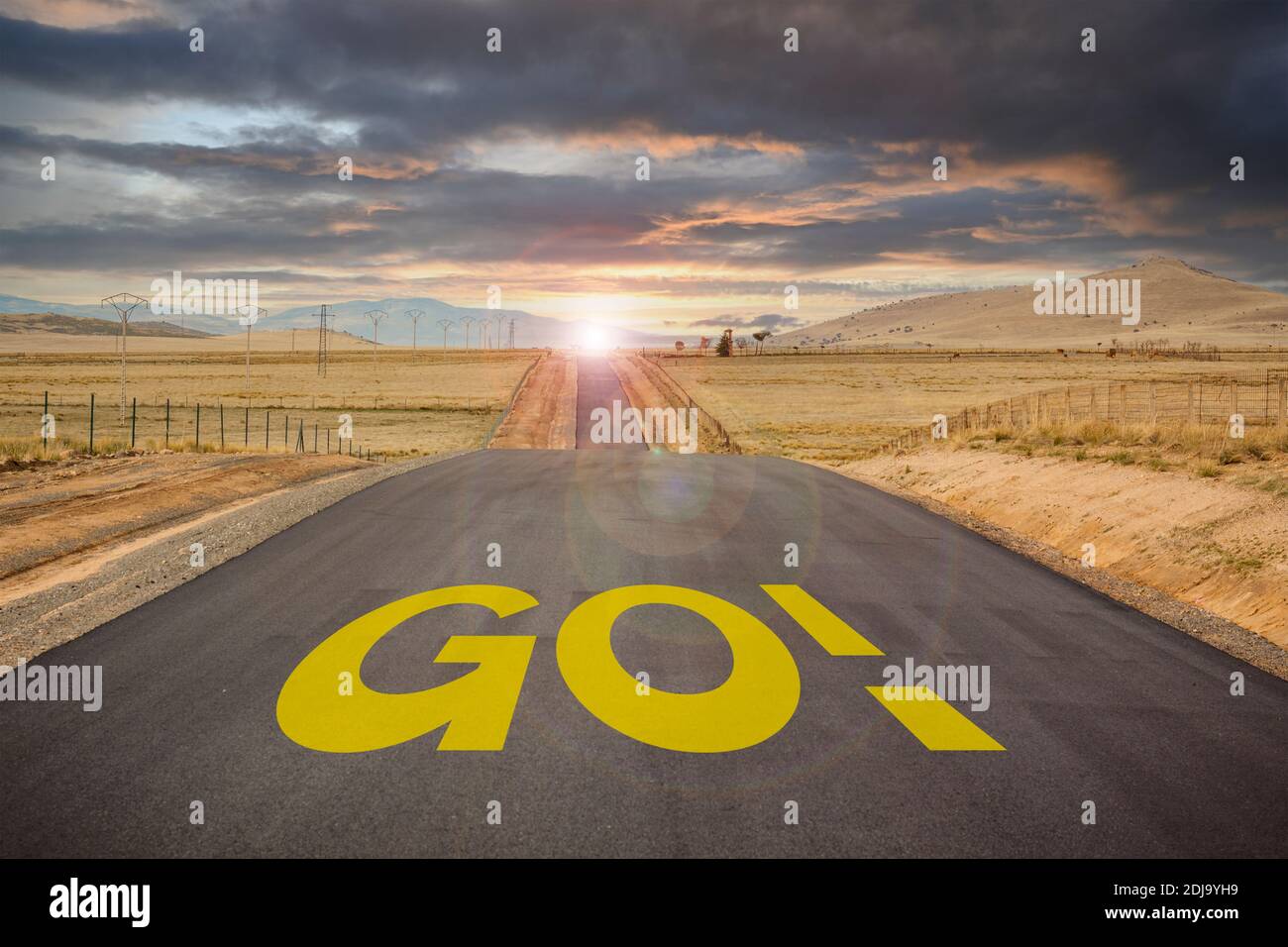 Inizia un nuovo viaggio nel futuro con una forma di fitness positiva. Autostrada in prospettiva che termina verso un lampo di luce Foto Stock