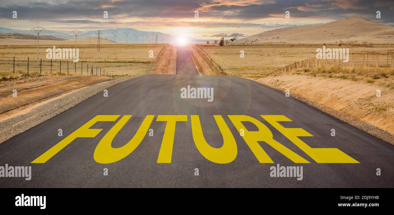 Inizia un nuovo viaggio nel futuro con una forma di fitness positiva. Autostrada in prospettiva che termina verso un lampo di luce Foto Stock