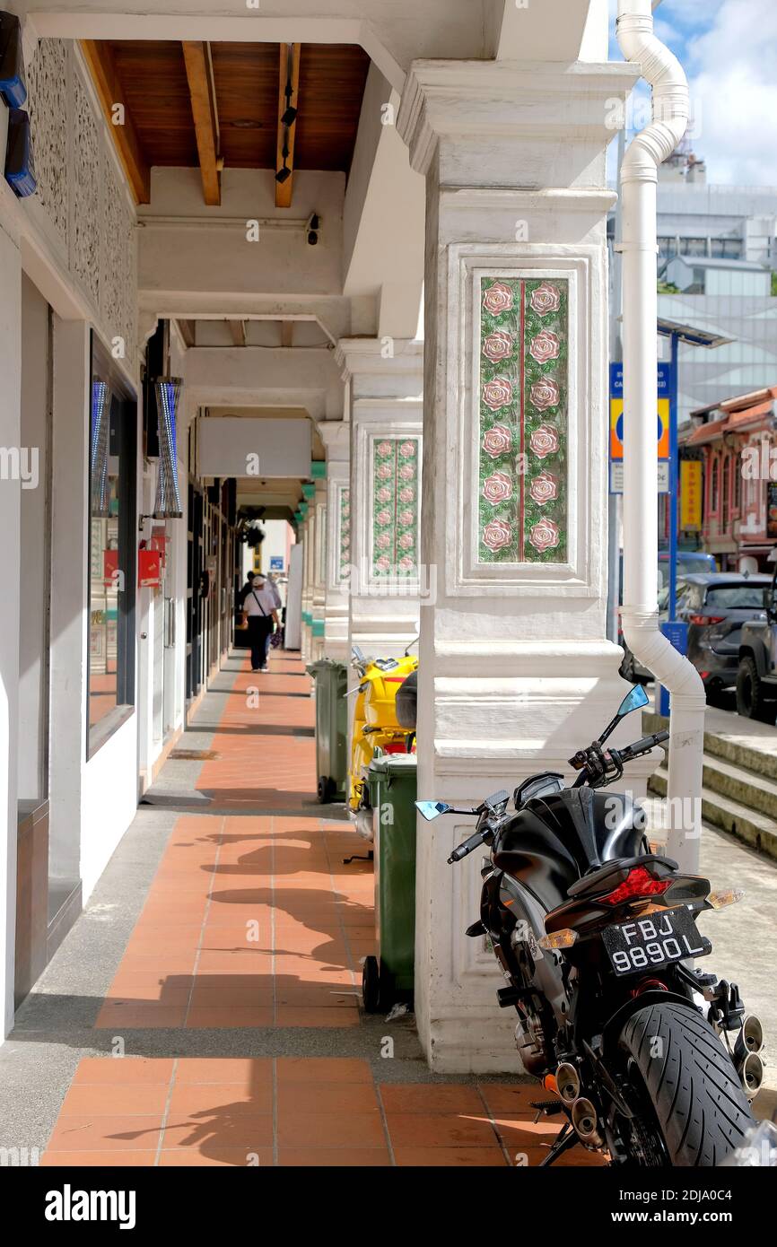 Vista delle mattonelle floreali peranakan sulle colonne, lungo un passaggio di 'cinque piedi' nell'enclave di Jalan Besar, Singapore Foto Stock