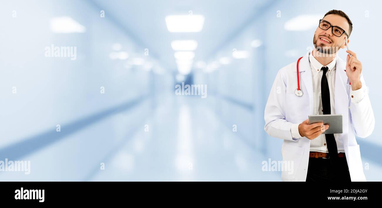 Medico utilizzando computer tablet in ospedale. Delle cure mediche e medico personale di servizio. Foto Stock