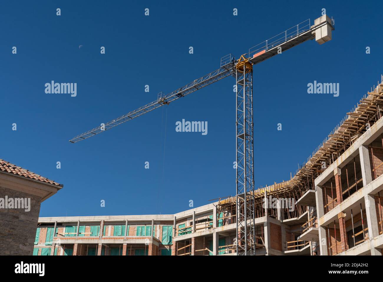 Costruzione di un edificio con una gru non presidiata controllata a distanza Foto Stock