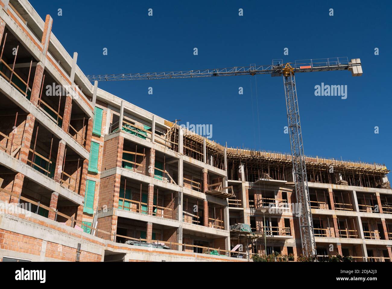 Costruzione di un edificio con una gru non presidiata controllata a distanza Foto Stock