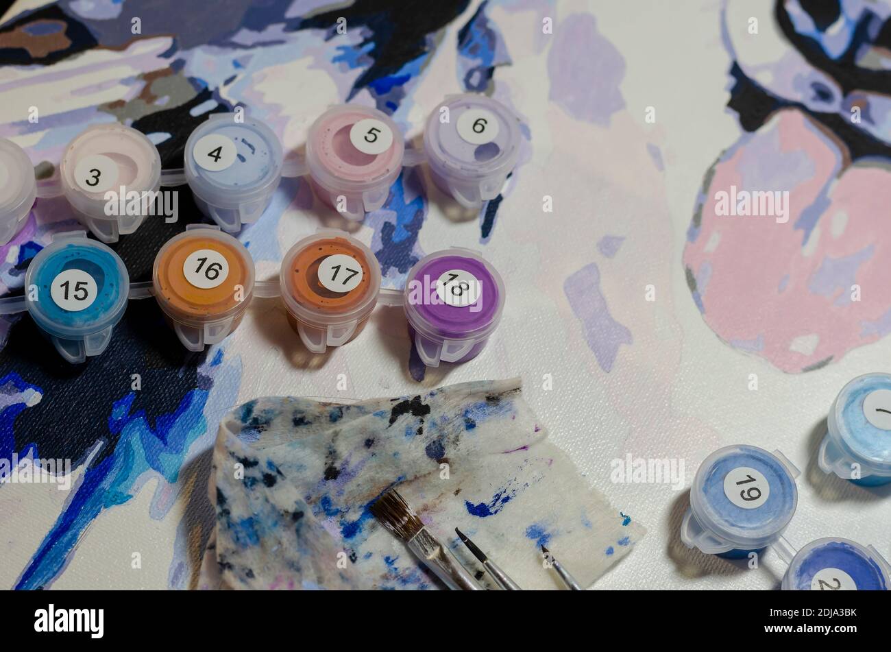 Immagine colorata del cane Husky su tela, taniche e pennelli. Processo di pittura ritratto di cane malizioso con la sua lingua fuori. Pittura, arte, c Foto Stock