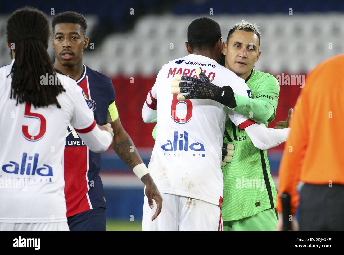Portiere del PSG Keylor Navas abbracciando Marcelo Guedes di Lione A seguire il campionato francese Ligue 1 partita di calcio tra P / LM Foto Stock