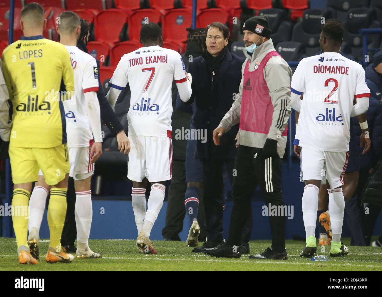 Allenatore dell'Olympique Lyonnais Rudi Garcia celebra la vittoria con Karl Toko Ekambi di Lione e compagni di squadra che seguono i francesi / LM Foto Stock