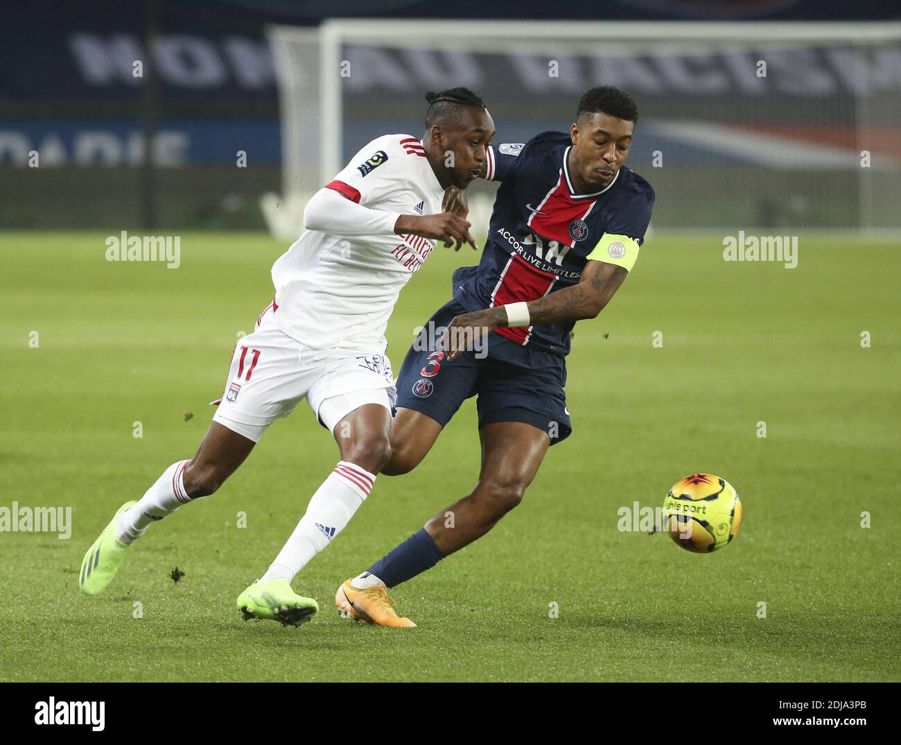 Tino Kadewere di Lione, Presnel Kimpembe del PSG durante il campionato francese Ligue 1 partita di calcio tra Parigi Saint-Germain / LM Foto Stock