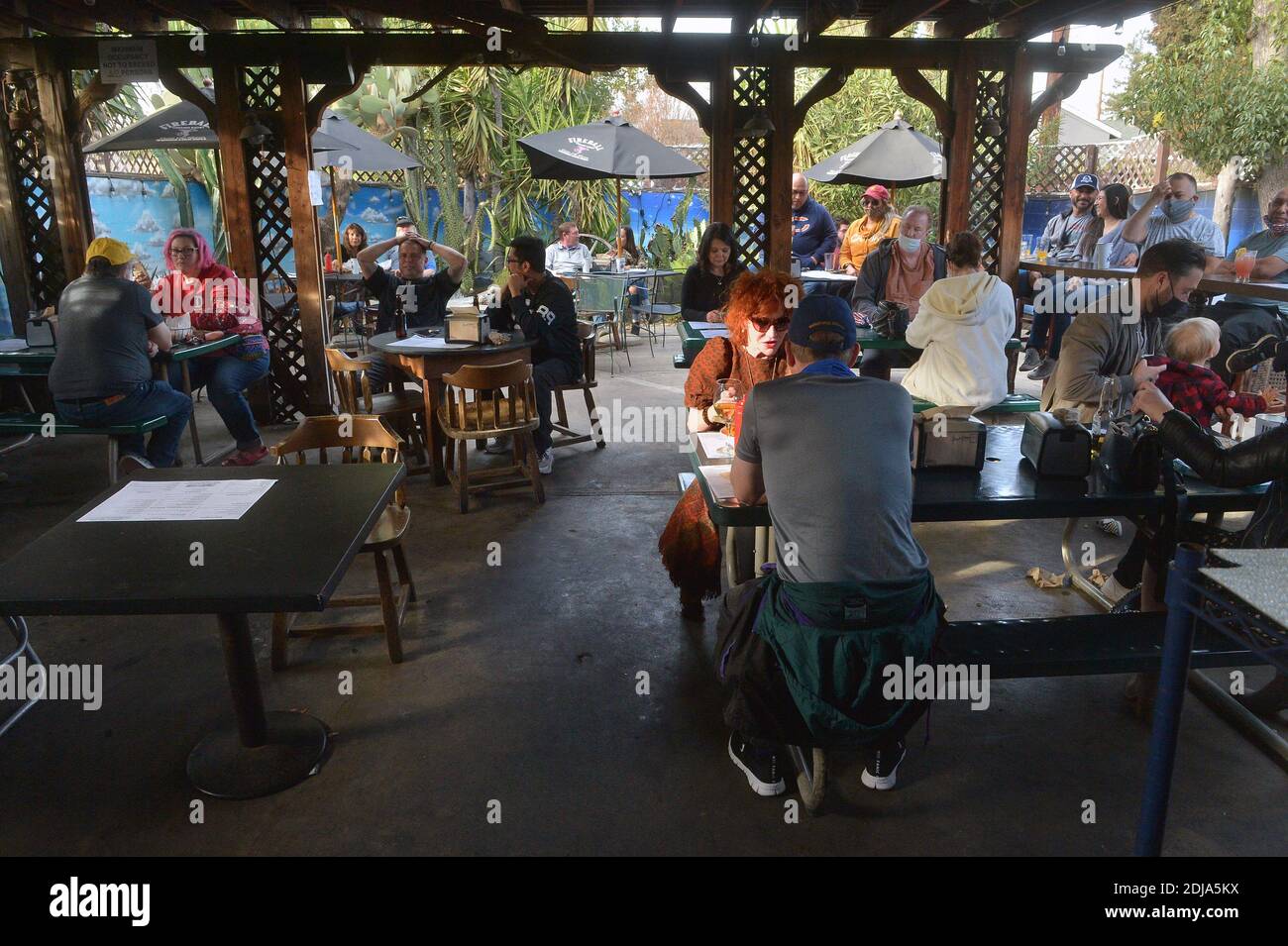 Burbank, Stati Uniti. 14 dicembre 2020. I clienti si riuniscono al Tinhorn Flats Saloon and Grill di Burbank, California, domenica 13 dicembre 2020. Il famoso bar sportivo sta sfidando Gov. Ordine di Newsom di chiudere i ristoranti all'aperto. "Stiamo tanking ora, lo siamo davvero. Non abbiamo avuto nulla da perdere, stiamo solo mettendo in piedi un'ultima battaglia", ha detto il co-proprietario Lucas Lepejian. Foto di Jim Ruymen/UPI Credit: UPI/Alamy Live News Foto Stock