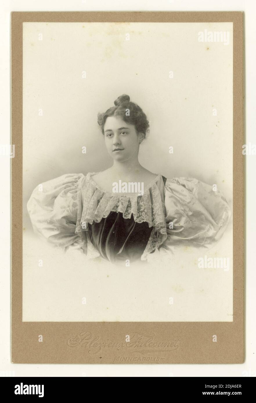 Originale epoca vittoriana CDV di giovane bella ragazza americana di fine adolescenza anni, da una famiglia ricca, che indossa un vestito (forse il suo primo abito da palla) con maniche di puff over-large, tipico del periodo 1893-1896. Foto di Falcounet di Minneapolis, U.S.A. circa 1895 Foto Stock