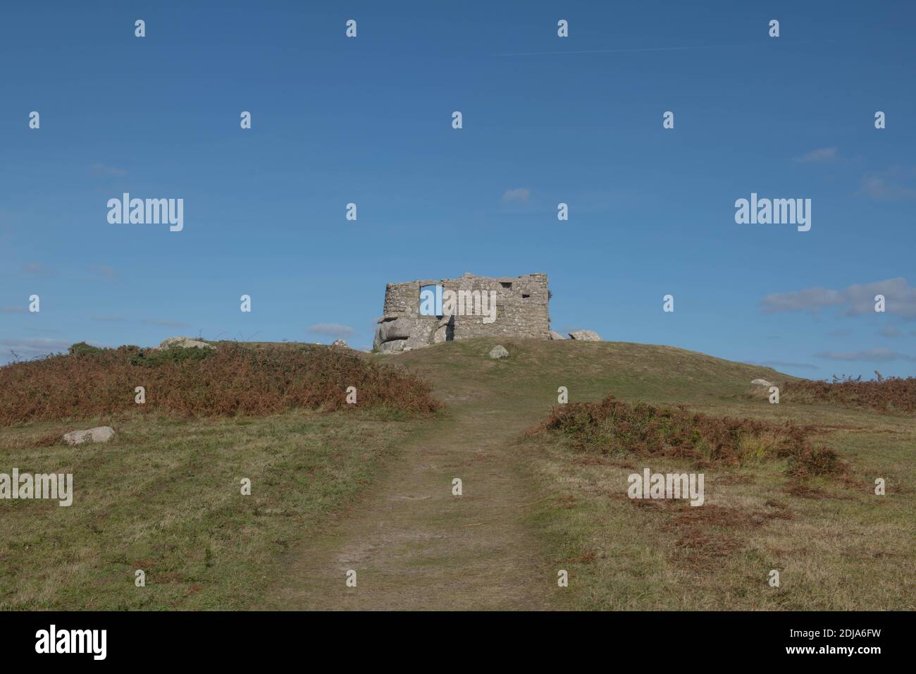 Rovine della fortificazione di pietra del vecchio blocco dalla costa sull'isola di Tresco nelle isole di Scilly, Inghilterra, Regno Unito Foto Stock