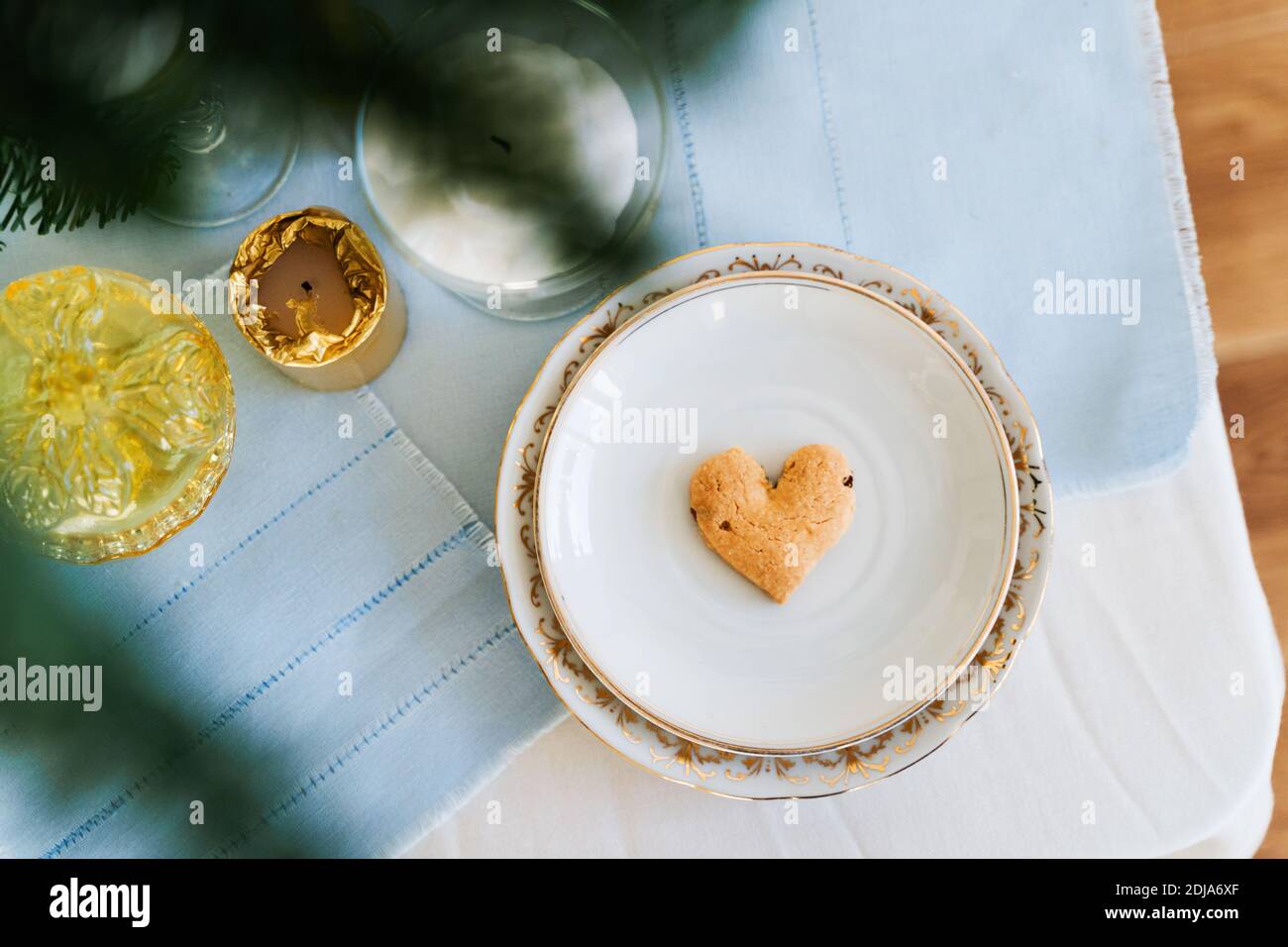 Vista dall'alto del cucchiaio con decorazione e biscotto cuore d'amore. San Valentino o Natale Foto Stock