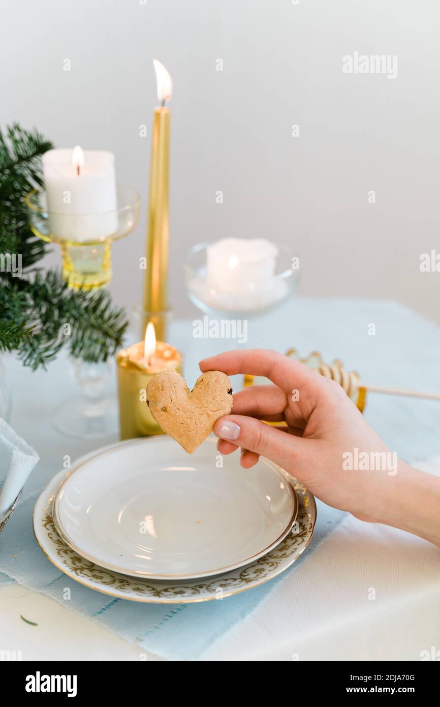 Vista dall'alto del cucchiaio con decorazione e biscotto cuore d'amore. San Valentino o Natale Foto Stock
