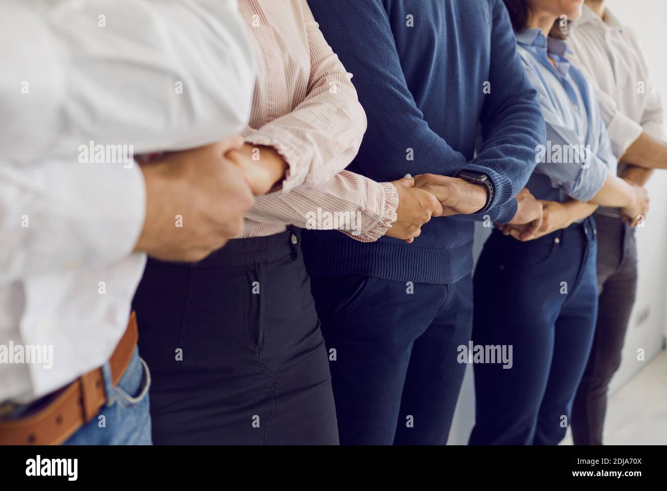 Il team aziendale creativo si è Unito alle mani in coda per migliorare la comunicazione aziendale. Foto Stock