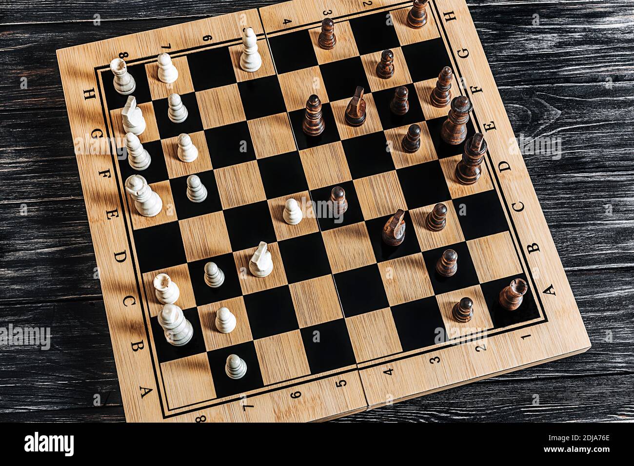 vista panoramica di una partita a scacchi, variante spagnola di apertura.  Difesa Moeller Foto stock - Alamy