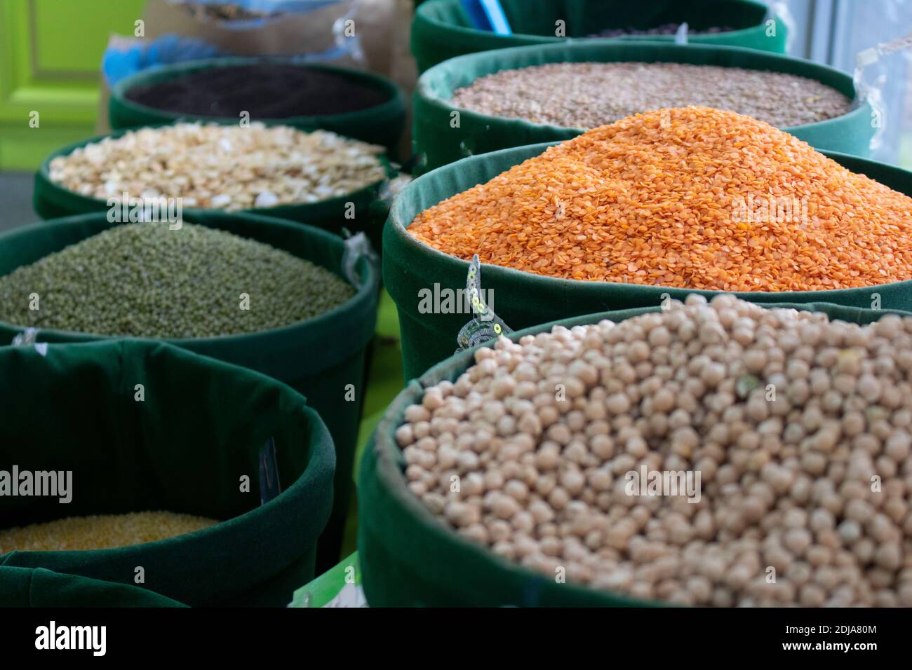 Legumi secchi vari e cereali in un panno di sacco Foto Stock