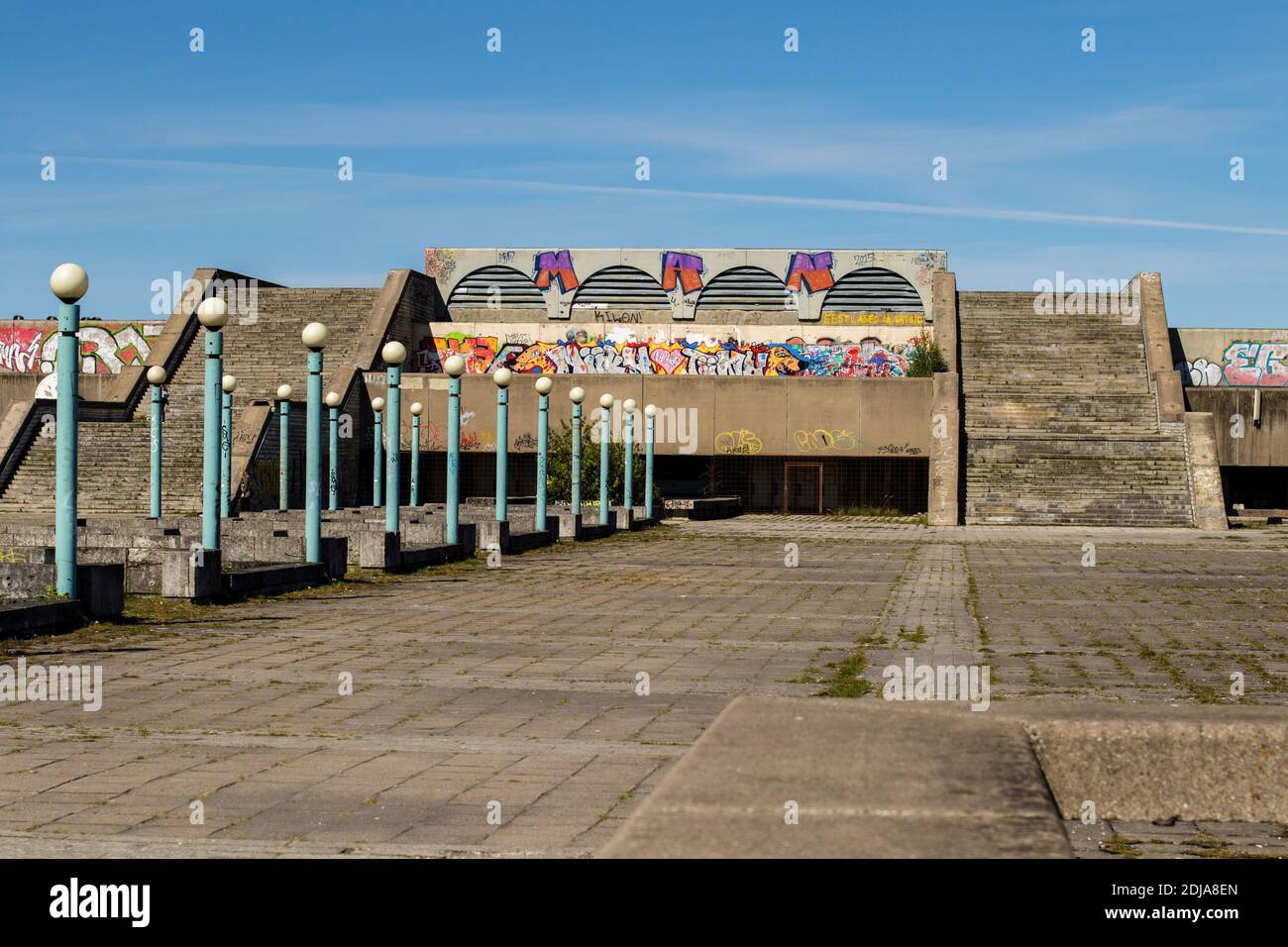 Abbandonato stadio olimpico di epoca sovietica a Tallinn, giorno di sole Foto Stock