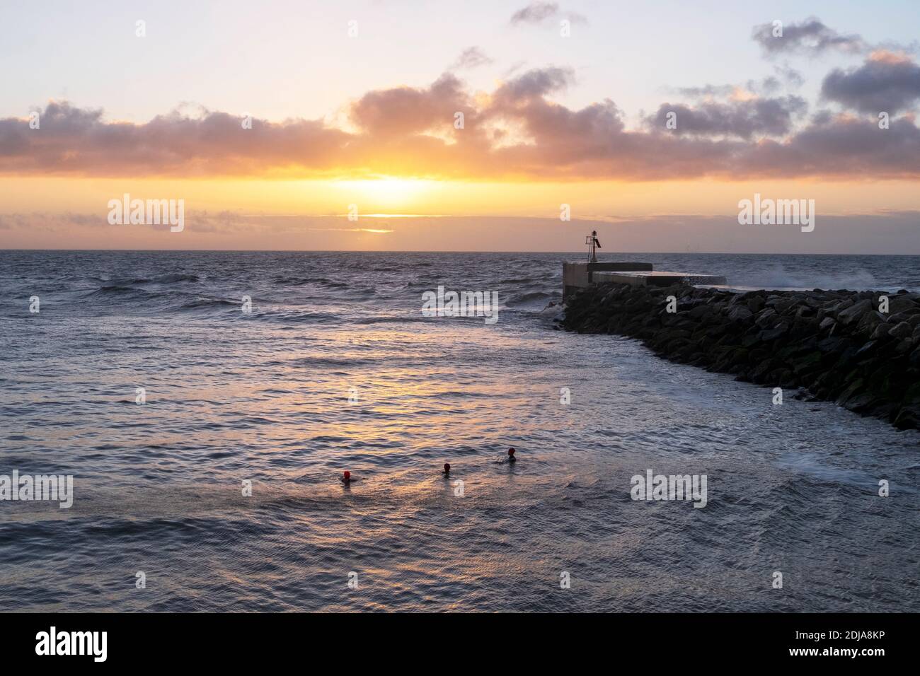 Hastings, East Sussex, Regno Unito. 14 dicembre 2020. Nuotatori duri in mare all'alba, in una giornata ventilata ma molto mite, con la temperatura prevista per raggiungere i 13C. Carolyn Clarke/Alamy Live News Foto Stock