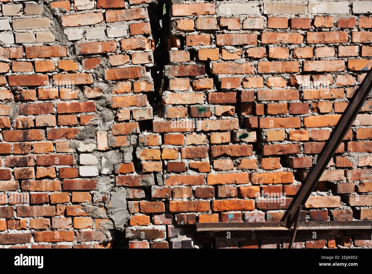 Crepa nel muro di mattoni Foto Stock