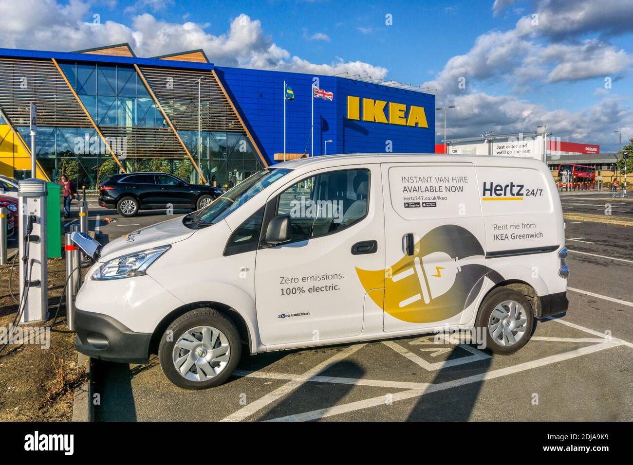 Un furgone elettrico Hertz, disponibile a noleggio presso IKEA, che si  ricarica presso un punto di ricarica Ecotricity all'esterno del grande  negozio IKEA sulla penisola di Greenwich Foto stock - Alamy