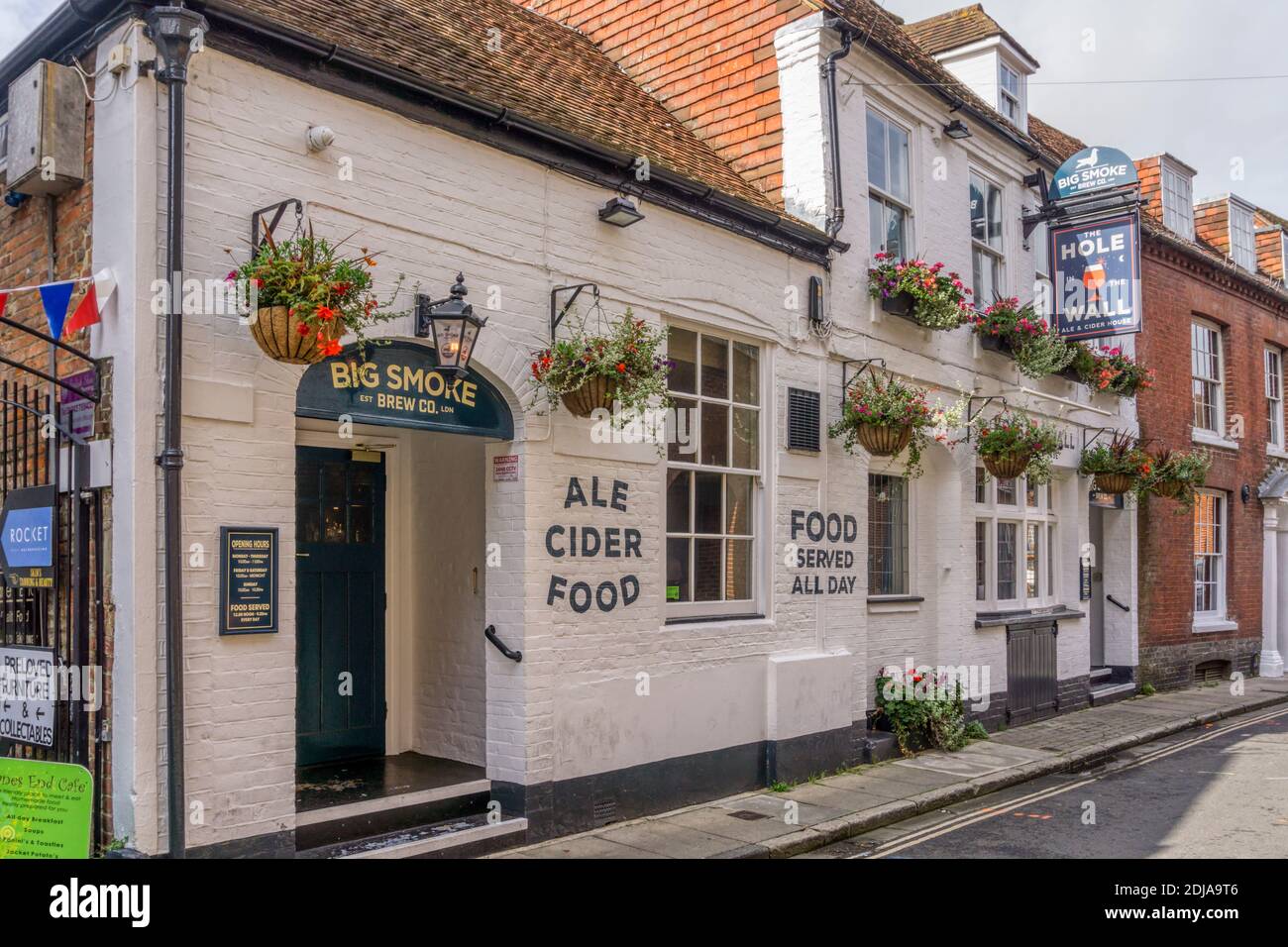 Il pub Hole in the Wall a Chichester è di proprietà e gestito dalla Big Smoke Brew Co Foto Stock