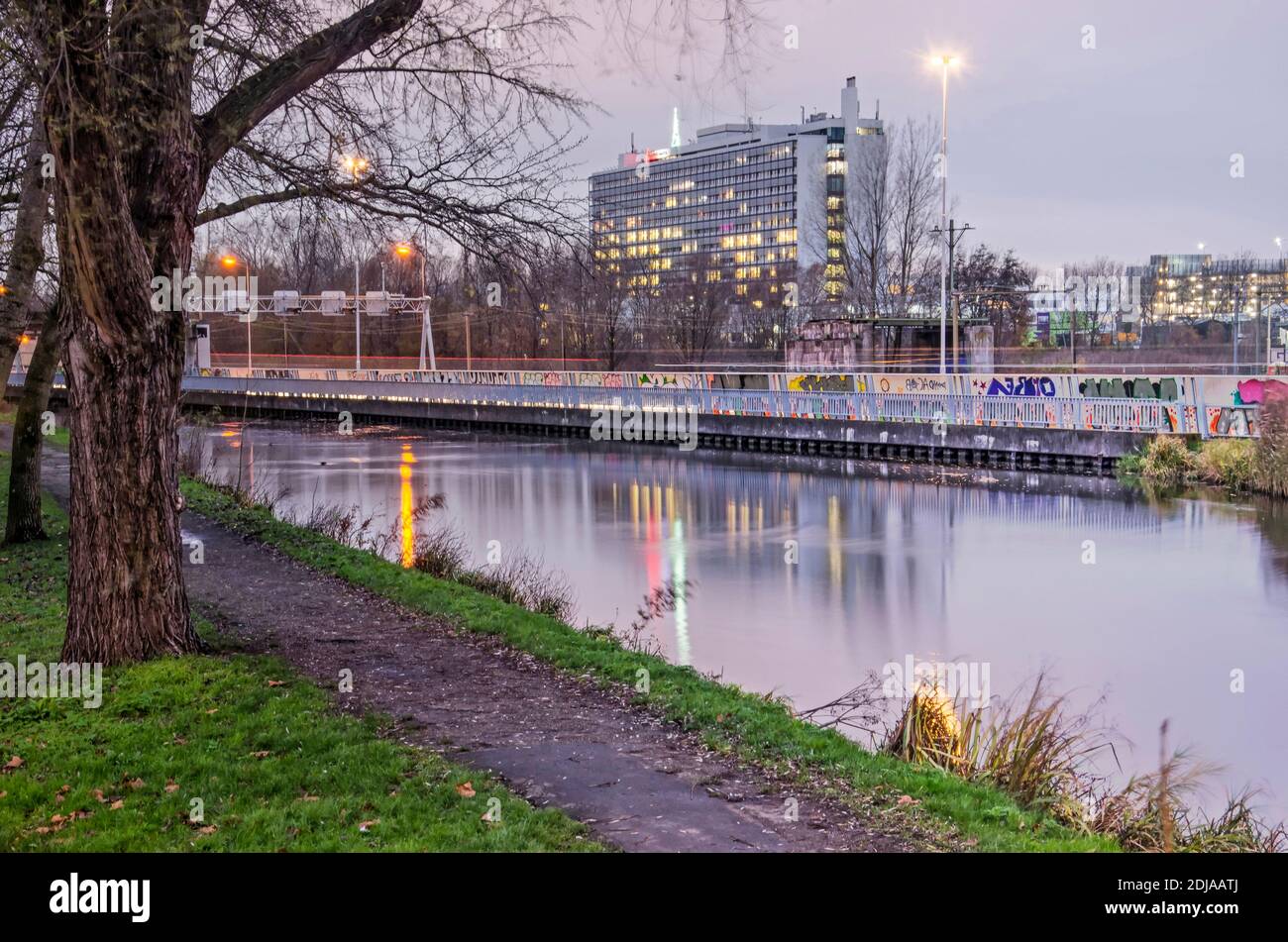 Rotterdam, Paesi Bassi, 13 dicembre 2020: Ospedale San Francisco e autostrada A20 che si riflette nel canale Noorderkanaal nell'ora blu Foto Stock