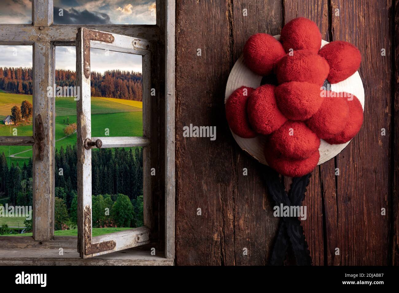 Vista da una casa colonica rustica attraverso una finestra in legno il paesaggio Foto Stock