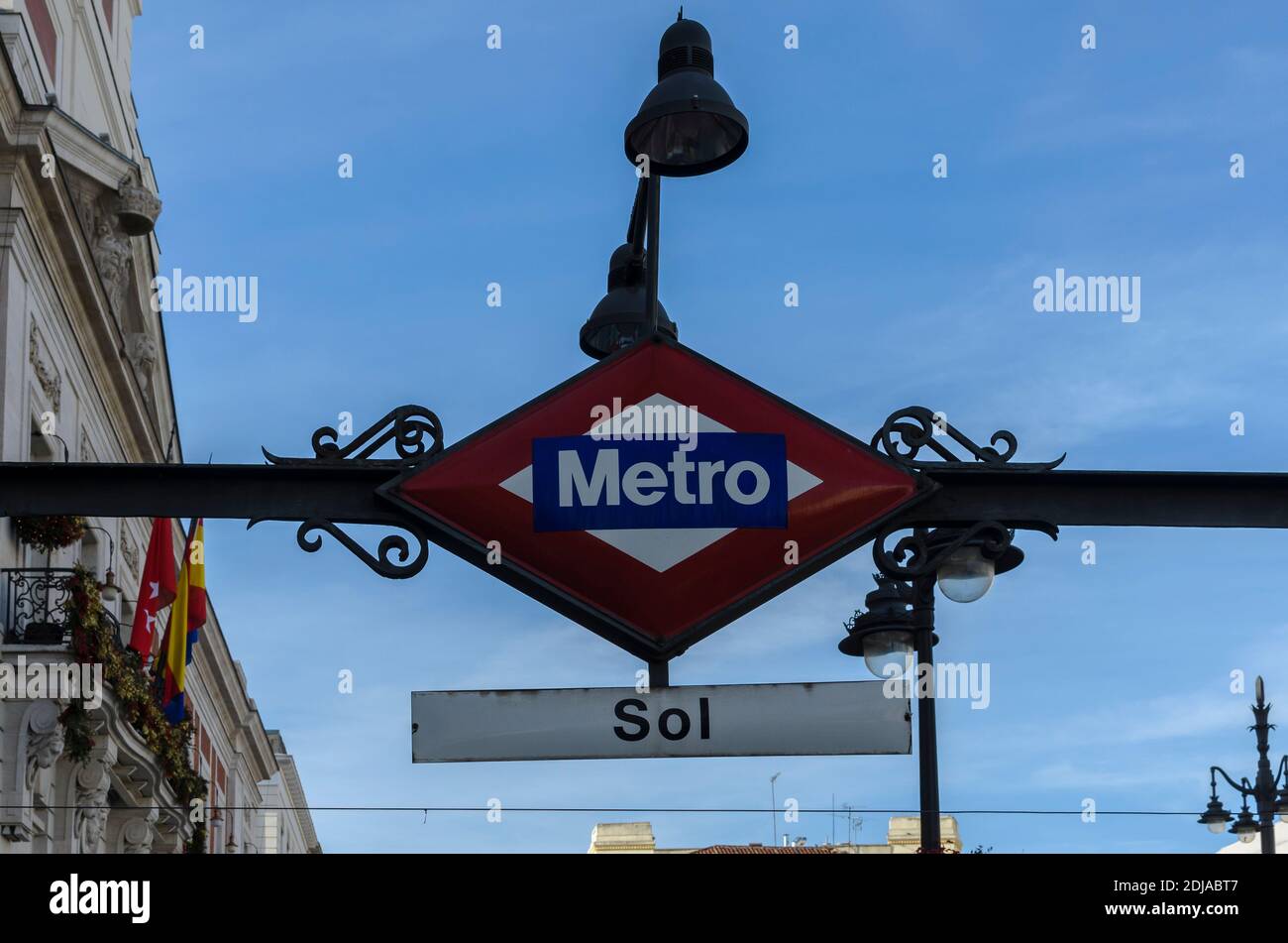 13 dicembre 2020. Una vista d'ingresso della metropolitana in piazza Puerta del Sol. Madrid città, Spagna. Foto Stock