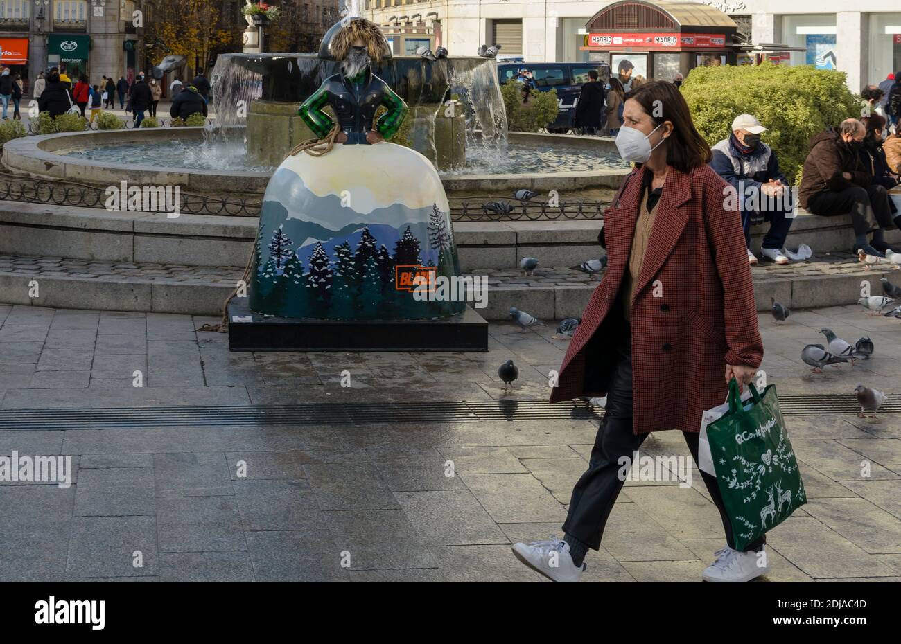 13 dicembre 2020. Un camminatore in piazza Puerta del Sol. Madrid città, Spagna. Foto Stock