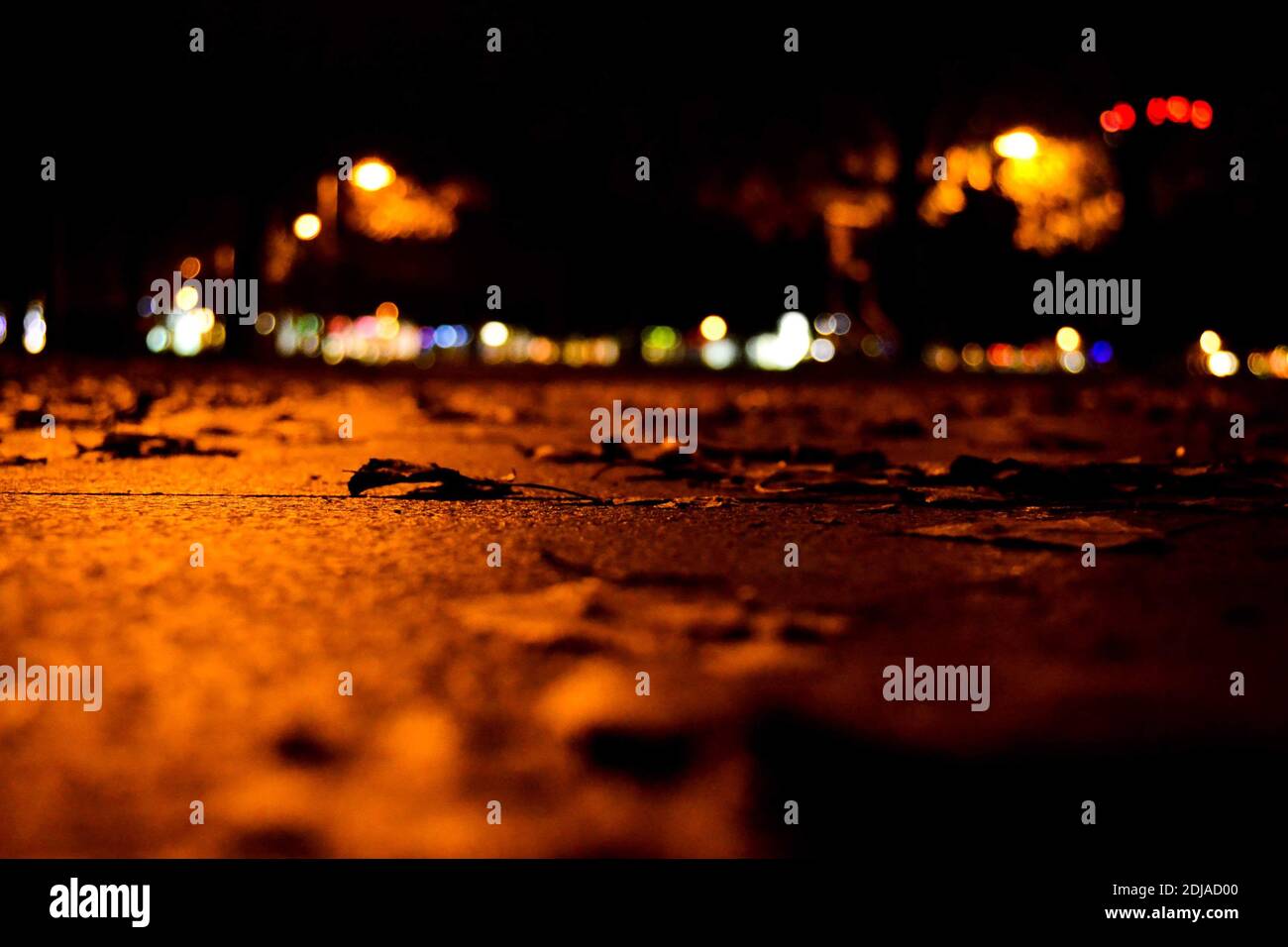 05.11.2011. Berlino. Germania. Berlino durante l'autunno e la notte. Strada coperta da foglie gialle su strade acciottolate. Foto Stock