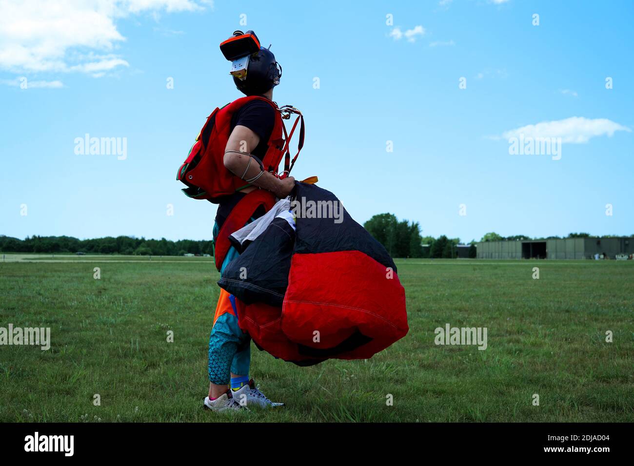 Skydiver si trova sul campo e guarda in alto. L'istruttore di AFF attende il suo studente. Stati Uniti, Michigan Foto Stock