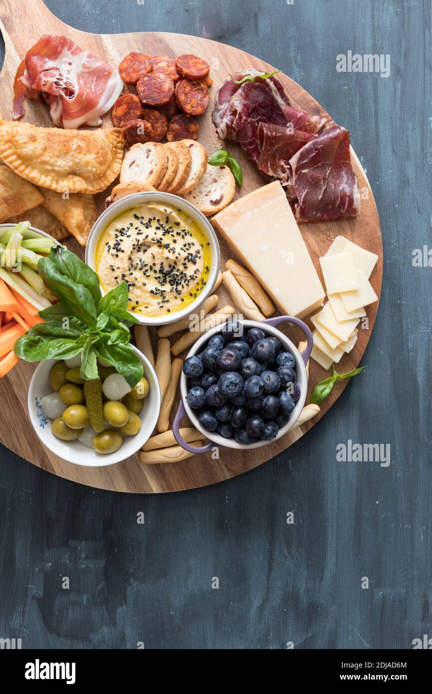 Vista panoramica di uno snack tavolo iberico con cibo tipico spagnolo su di esso. Uno spazio vuoto si trova nella parte inferiore destra. Foto Stock