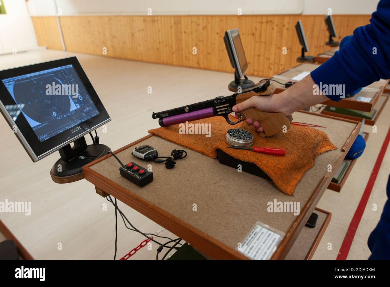 Preparandosi a sparare con la pistola dell'aria durante l'addestramento al campo di fuoco. Attrezzature professionali. Foto Stock