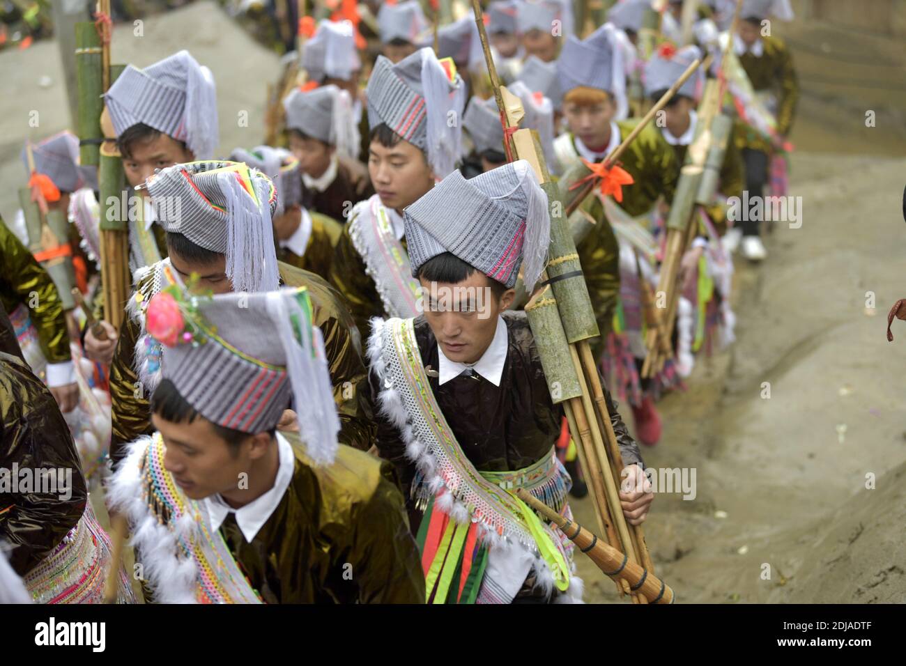 Congjiang, Congjiang, Cina. 14 dicembre 2020. Guizhou, CINA-il 13 dicembre 2020, la gente di miao si è riunita alla Sala di Lusheng nella prefettura Autonoma di Qiandongnan Miao Dong, nella provincia di Guizhou della Cina sudoccidentale. Gli uomini hanno giocato il lusheng e le ragazze hanno ballato per celebrare il festival annuale di Lusheng, pregando per il tempo favorevole e le colture abbondanti. Anche i giovani uomini e le donne hanno utilizzato il festival per trovare i loro compagni ideali. Credit: SIPA Asia/ZUMA Wire/Alamy Live News Foto Stock