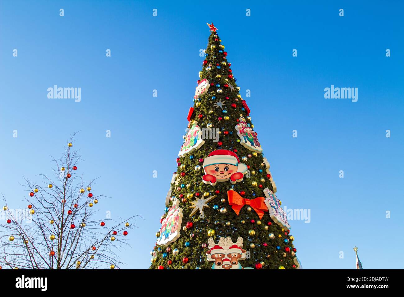 Albero di Natale artificiale contro il cielo blu in una giornata di sole nel centro di Mosca. Foto Stock