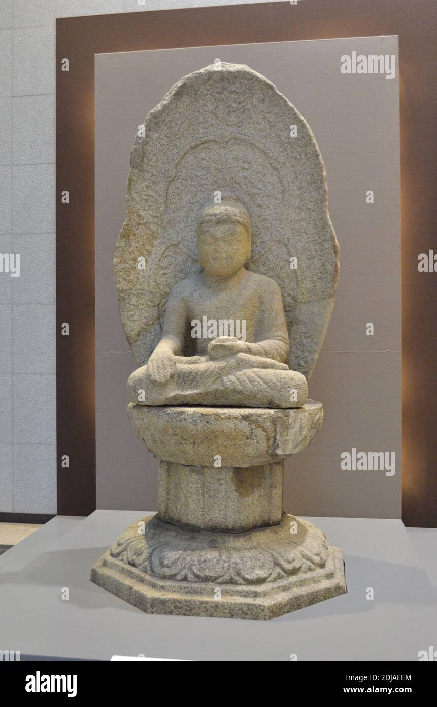 Buddha di Bhaisajyaguru seduto in pietra dal Museo Nazionale di Gyeongju Foto Stock