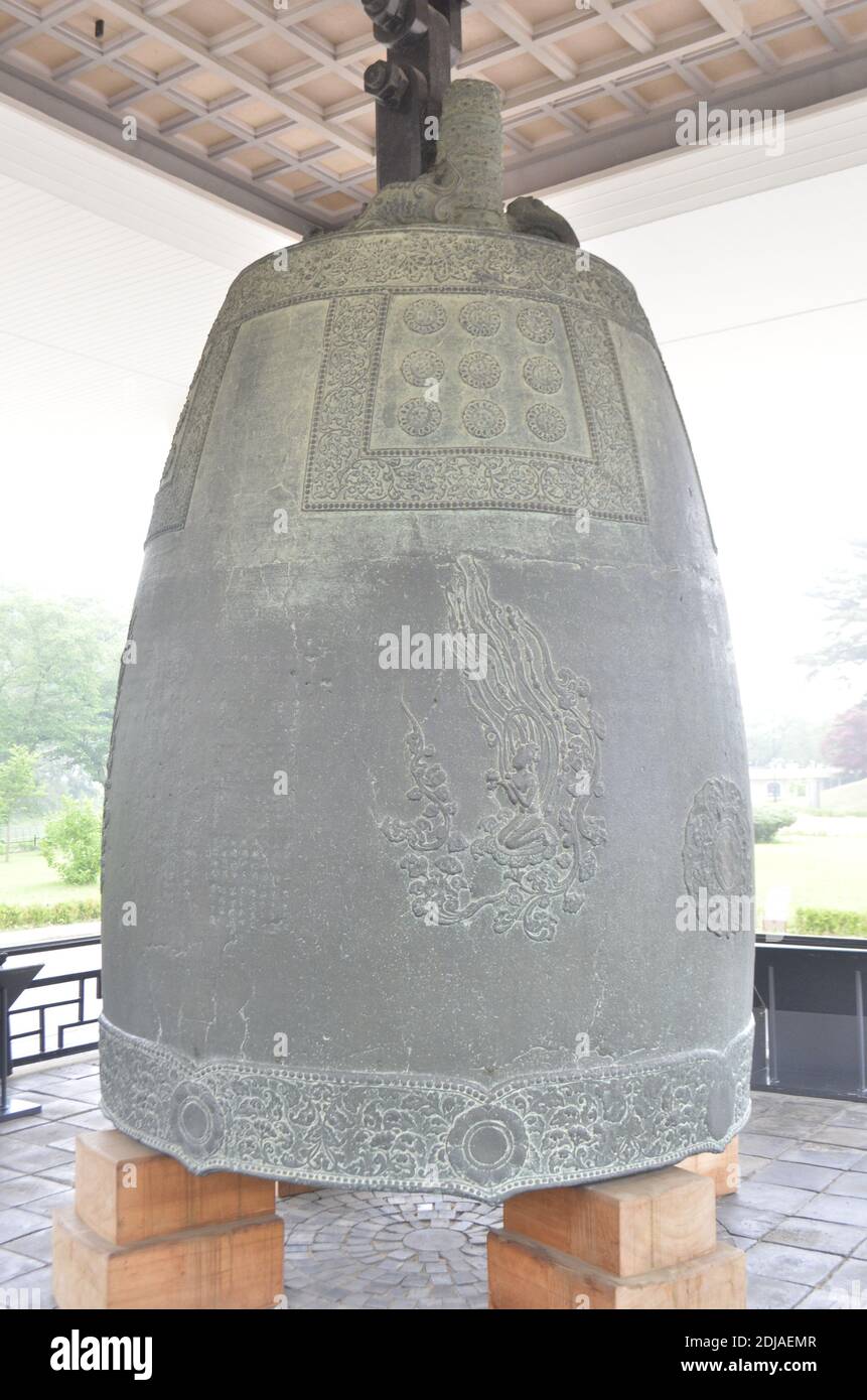 La campana sacra del re Seongdeok all'ingresso del Museo Nazionale di Gyeongju, Corea del Sud Foto Stock