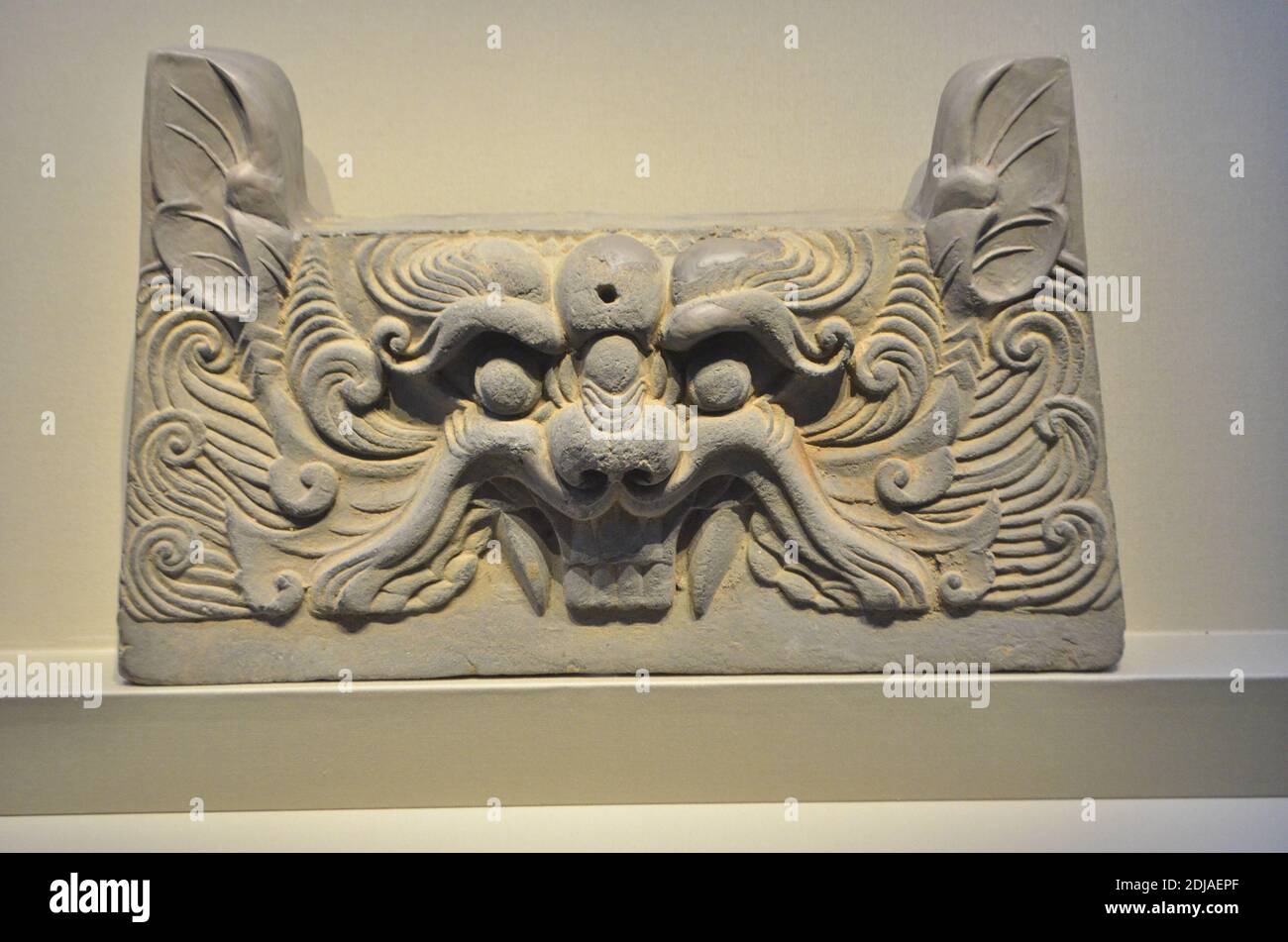 Tetto con testa di drago dal Museo Nazionale di Gyeongju, Corea del Sud Foto Stock