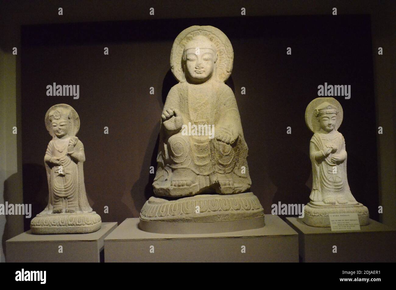 Triade di Buddha di Maitreya dal Monte Namsam, Museo Nazionale di Gyeongju, Corea del Sud Foto Stock