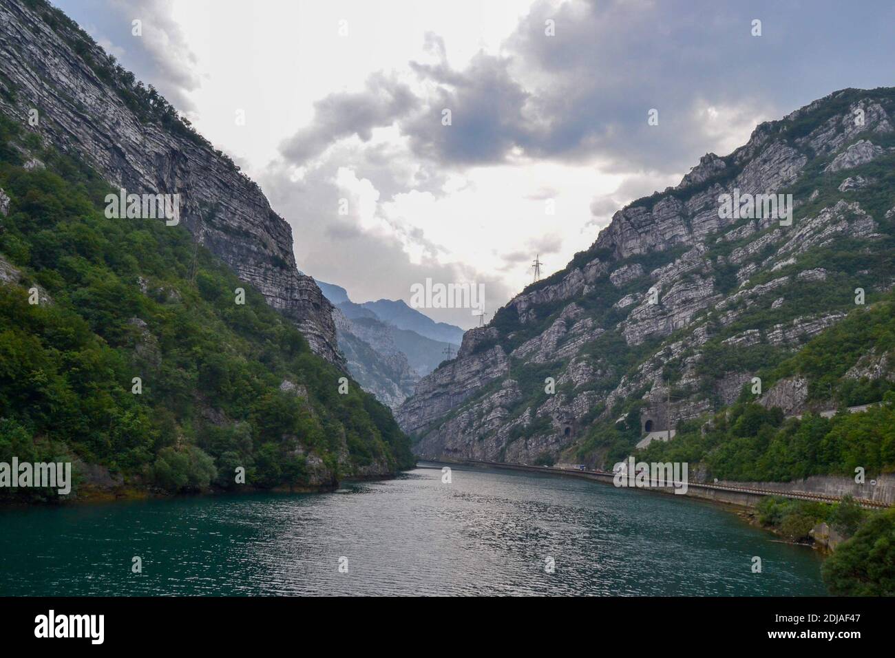 11.08.2018. Mostar. Bosnia-Erzegovina. Magnifico fiume Neretva durante il tempo nuvoloso e sovrastato. Il fiume Neretva scorre tra enormi montagne. Foto Stock