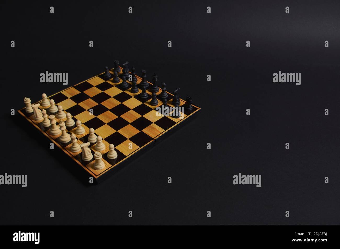 scacchiera con i pezzi disposti pronti per iniziare il gioco. Foto Stock