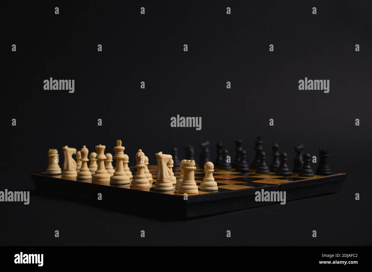 scacchiera con i pezzi disposti pronti per iniziare il gioco. Foto Stock