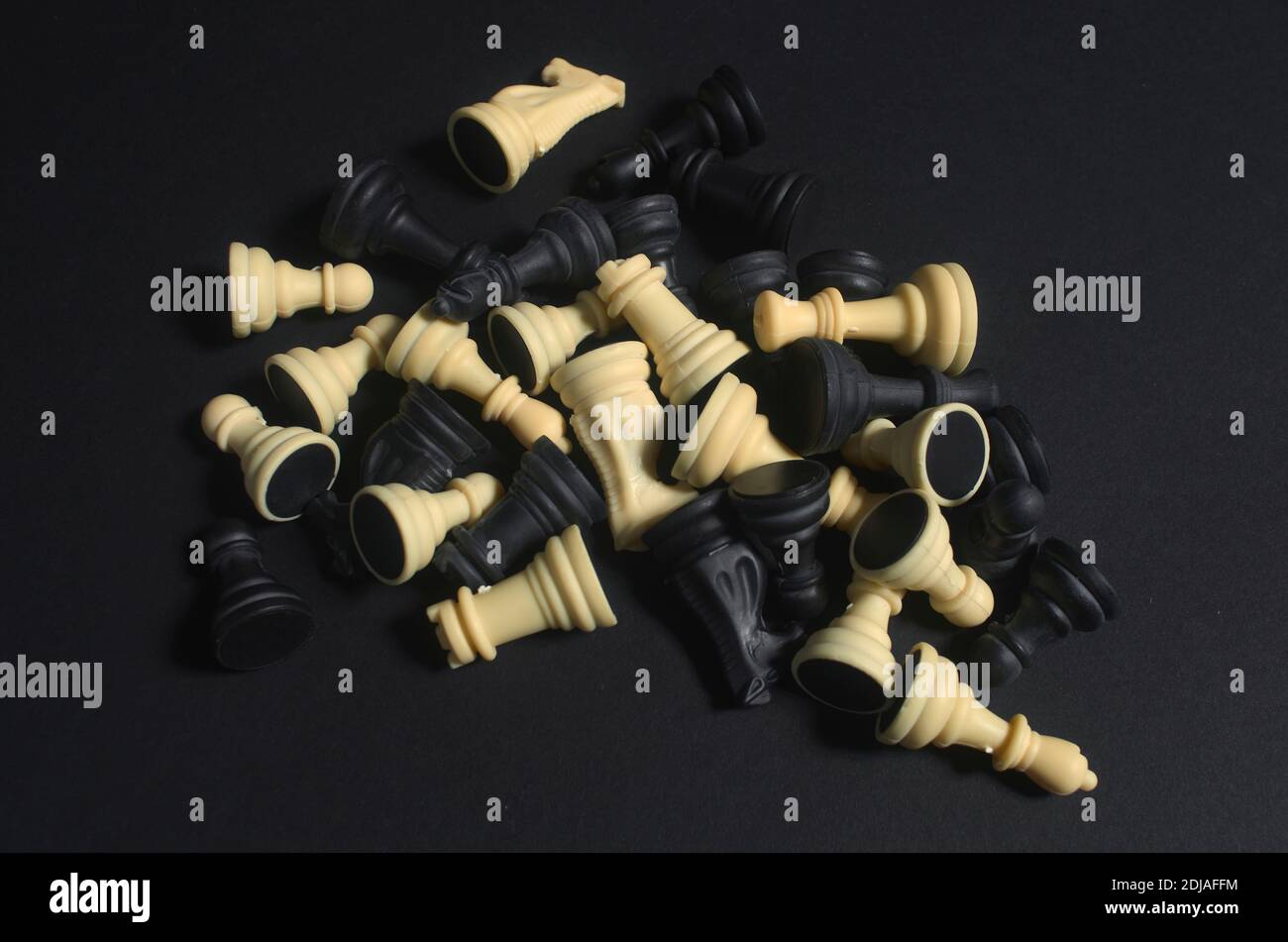 pezzi di scacchi su sfondo nero, pronti per essere disposti sulla tavola. Foto Stock