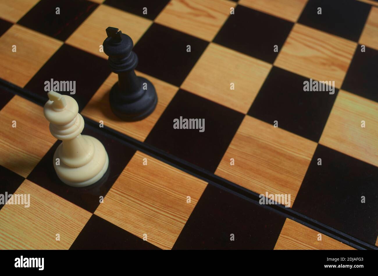 re contro il re nel gioco degli scacchi. scuse di leadership. Foto Stock