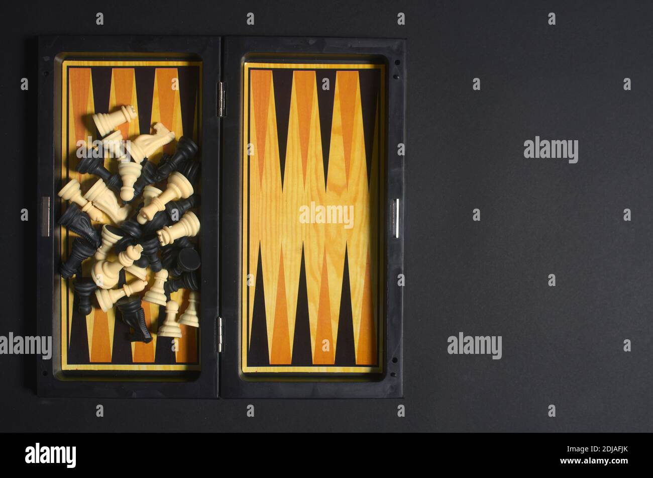 pezzi di scacchi nella loro scatola su sfondo nero, pronti per essere disposti sulla tavola. Foto Stock